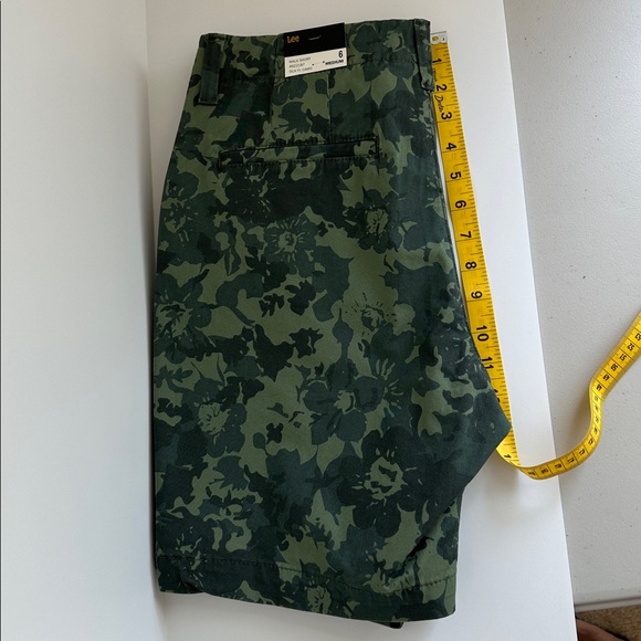 LEE  women’s Olive Camouflage Flat Front Shorts. - Picture 9 of 14
